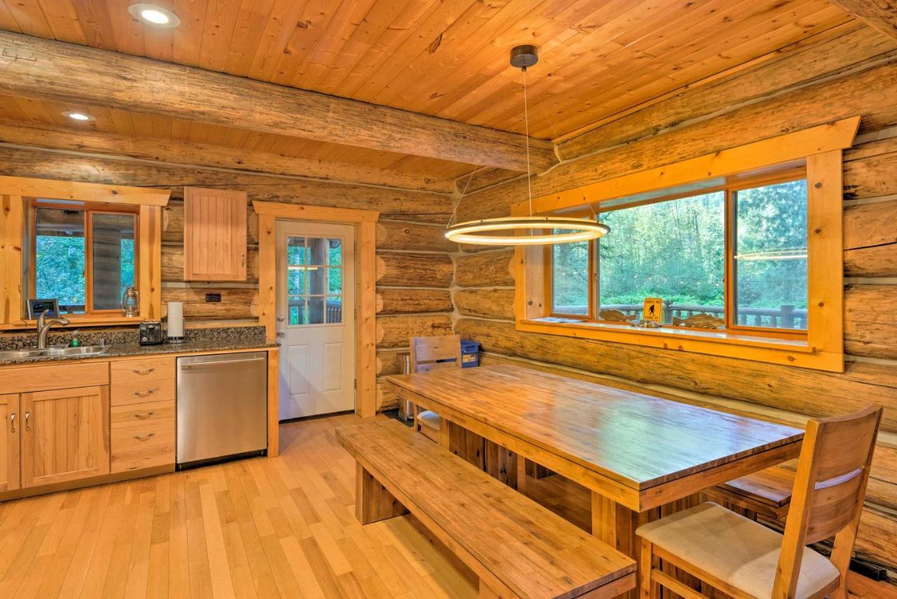 Riverfront Gold Bar Log Cabin Near Stevens Pass! Exterior photo